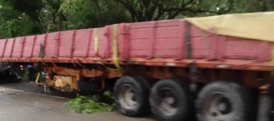 Descarrila tráiler de doble remolque en la Cárdenas-Coatzacoalcos