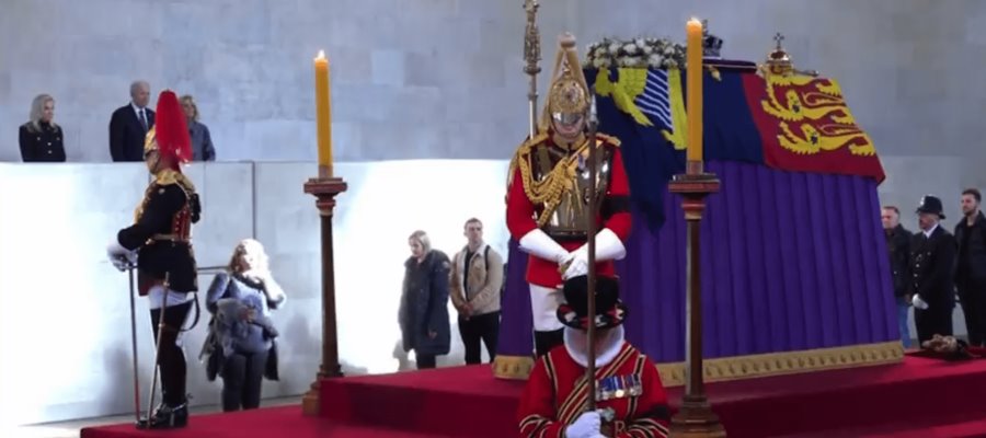 Biden, rey Felipe y Ebrard, rinden respetos ante féretro de Isabel II