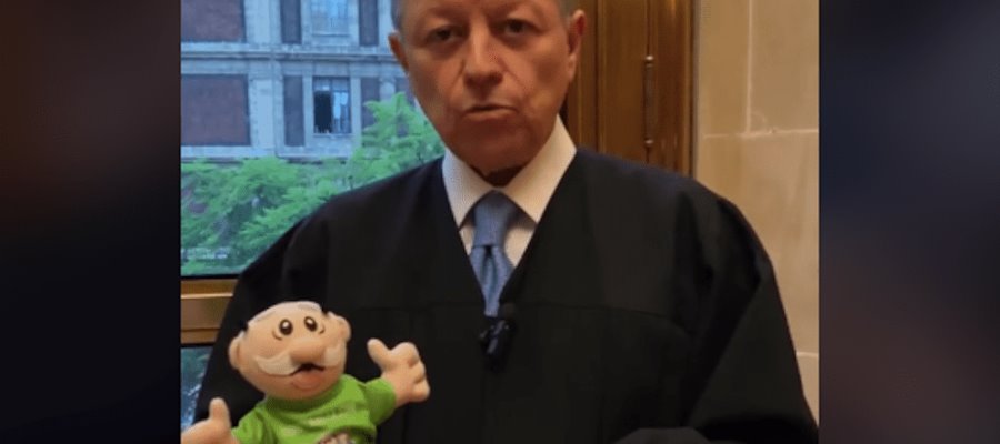 No es ilegal aventar peluches de Dr. Simi en conciertos: Arturo Zaldívar No es ilegal aventar peluches de Dr. Simi en conciertos: Arturo Zaldívar