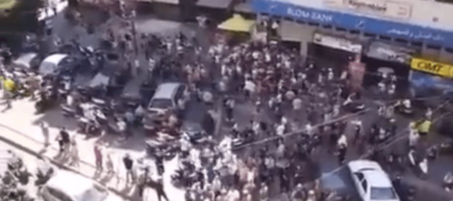 Atacan ciudadanos bancos en el Líbano para recuperar ahorros congelados