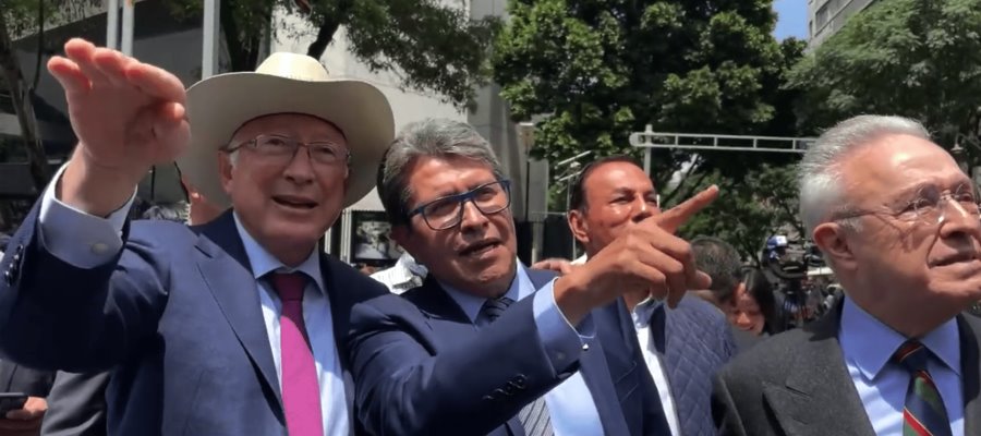 Nunca había visto los semáforos moverse así, sorprende sismo a Ken Salazar y Monreal