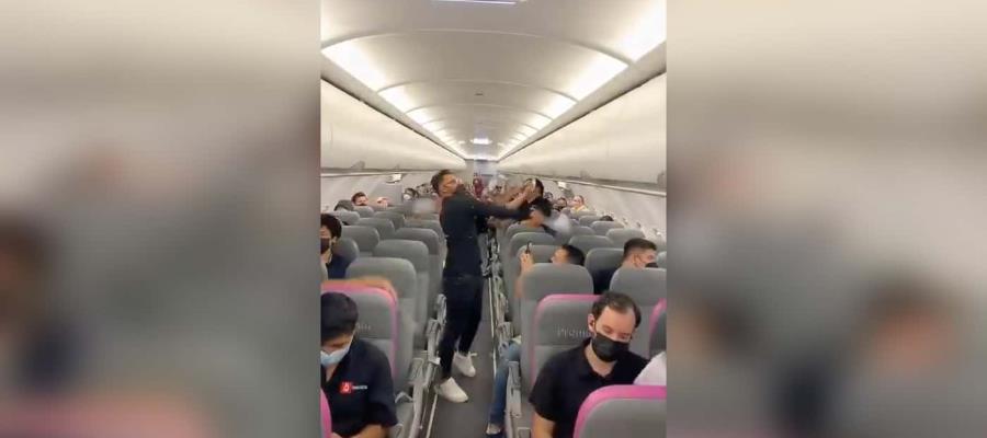 [VIDEO] Pasajeros protagonizan batalla contra mosquitos dentro de avión en Aeropuerto de Guadalajara