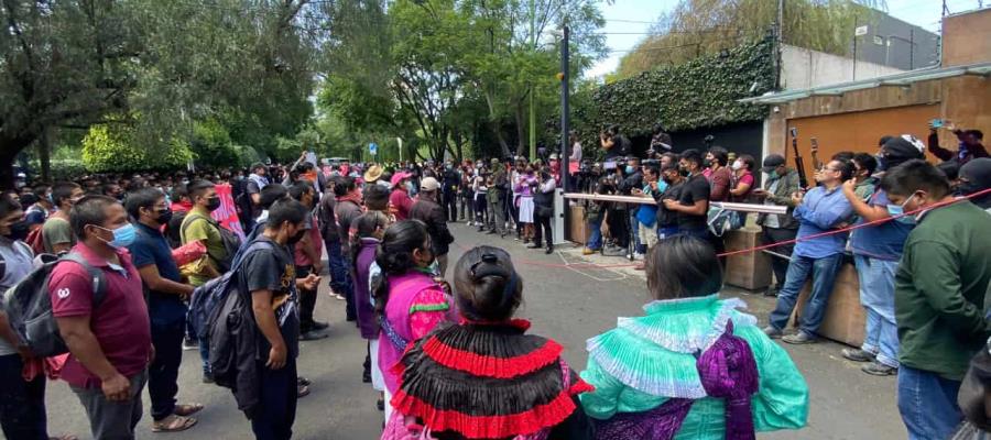 Exigen padres de los 43 de Ayotzinapa extradición de Tomás Zerón en embajada de Israel