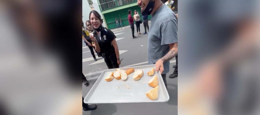 [VIDEO] ¡Un bolillo para el susto! Hombre reparte pan tras sismo en CDMX