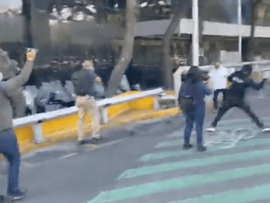 Normalistas hieren a 7 policías de la CDMX en protesta por caso Ayotzinapa