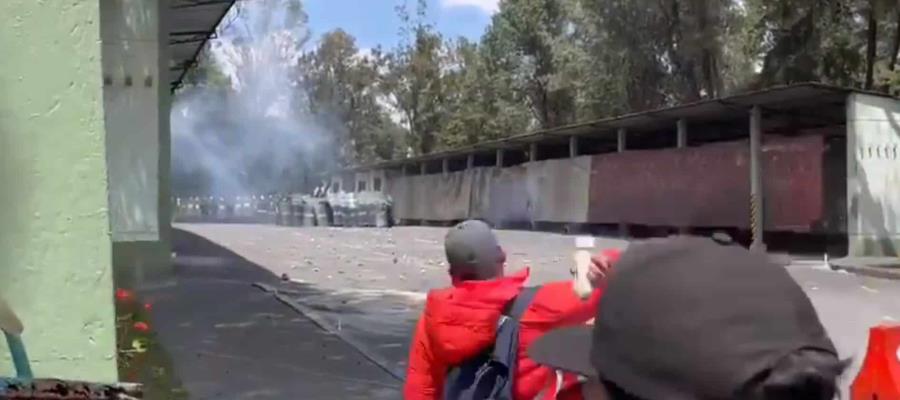 Protestan normalistas en el Campo Militar 1, a casi 8 años del caso Ayotzinapa