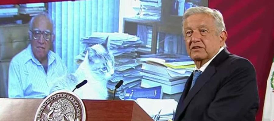 Aclara AMLO que escritorio “desordenado” en Palacio Nacional es de su asistente