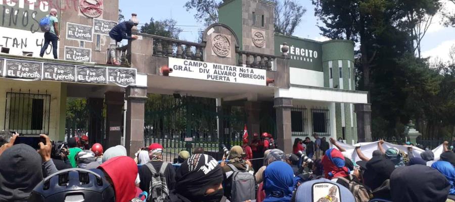 Normalistas protestan en el Campo Militar 1, a casi 8 años del caso Ayotzinapa
