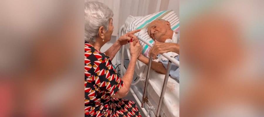 Abuelita lleva serenata a su esposo hospitalizado