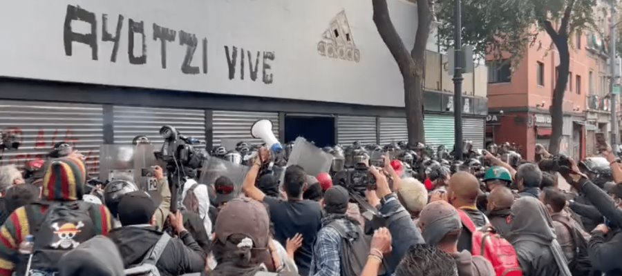 A 8 años de la desaparición de los 43 normalistas de Ayotzinapa, protestan en CDMX para exigir justicia