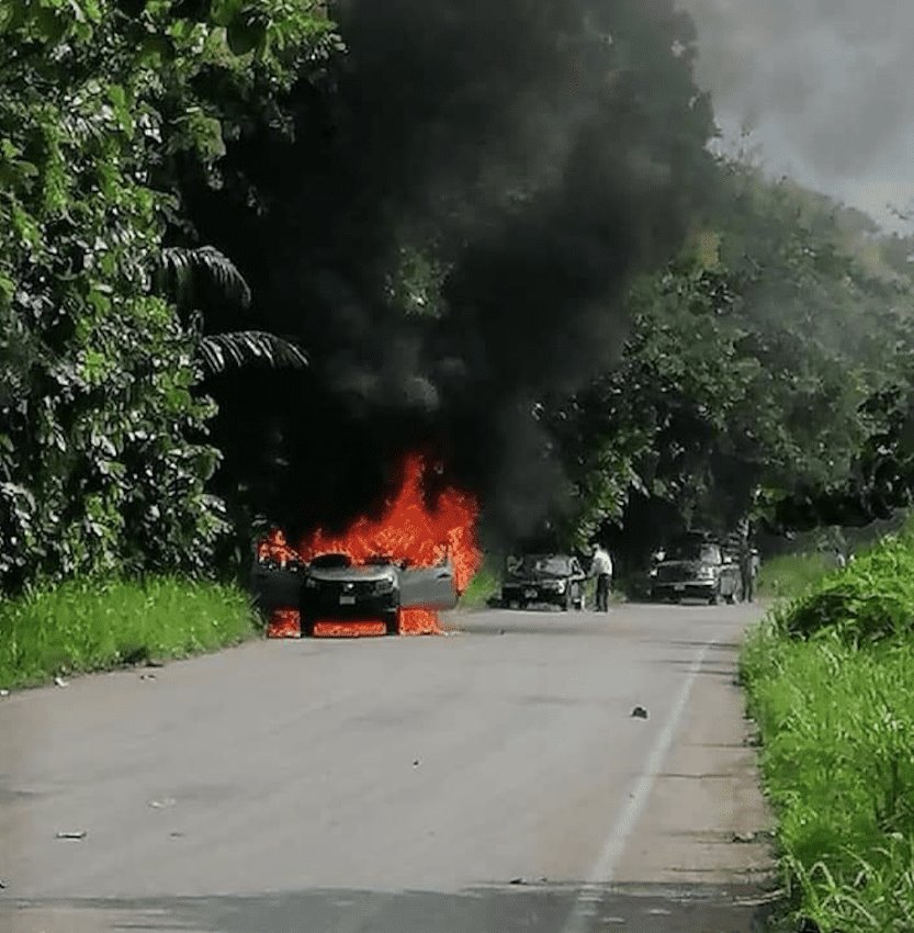 Se incendia camioneta en la carretera Jalapa-Tacotalpa