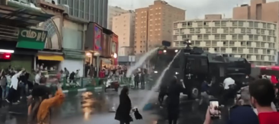 Tras 12 días de protestas, mujeres iraníes siguen mostrando su ira contra el uso de hijab