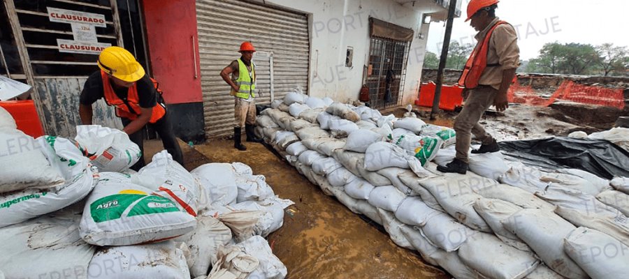Instalan barricadas de costales en las bocacalles del malecón Carlos A. Madrazo