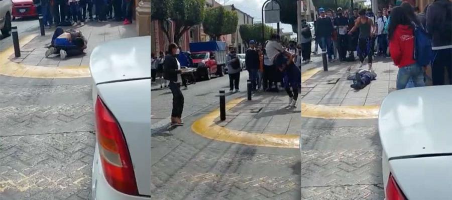 Estudiante en León, Guanajuato, noquea a otro mientras personas solo observan