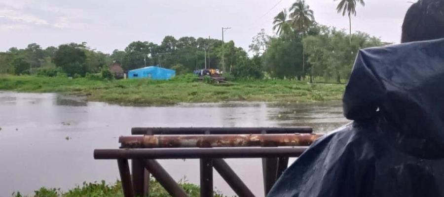 Lluvias colapsan puente en Cárdenas; gobierno enviaría lanchas para comunicar localidad