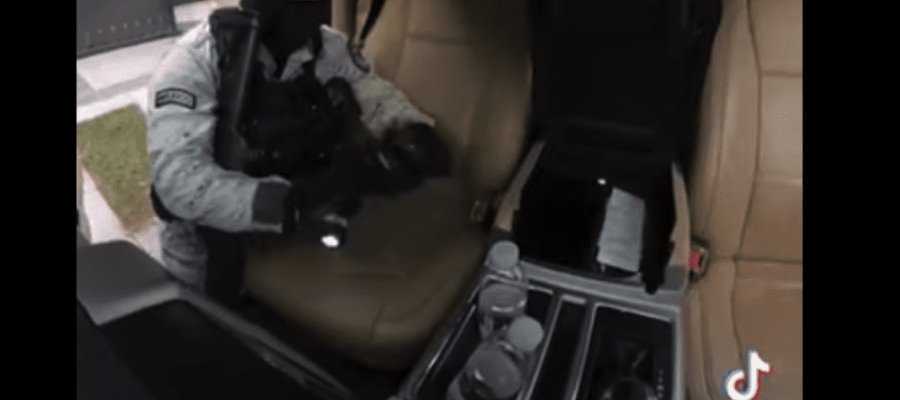 [VIDEO] Graban a elemento de la Guardia Nacional extorsionando a conductor en Guadalajara