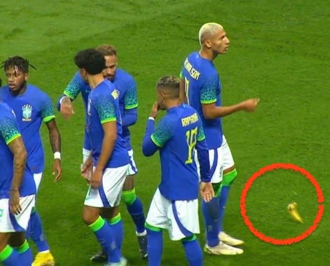 Piden investigación contra aficionados que tiraron banana a Richarlison Piden investigación contra aficionados que tiraron banana a Richarlison