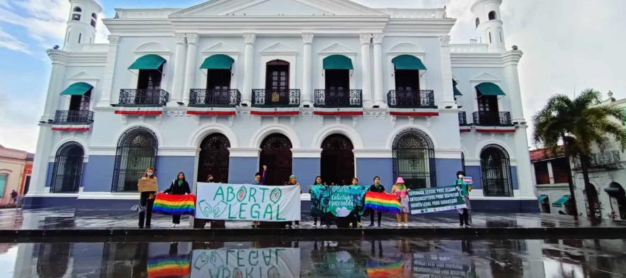 Marchan Colectivos en pro de la despenalización del aborto en Tabasco