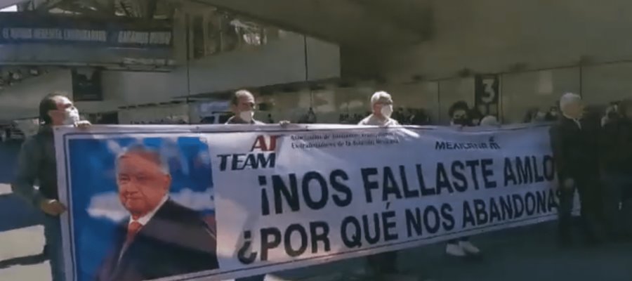 Jubilados de “Mexicana de Aviación” bloquean por 8 horas vía de acceso al AICM Jubilados de “Mexicana de Aviación” bloquean por 8 horas vía de acceso al AICM