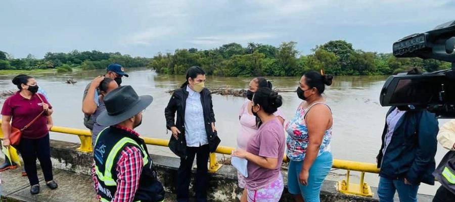 Supervisa Yolanda Osuna escotaduras de los canales de alivio del río Grijalva