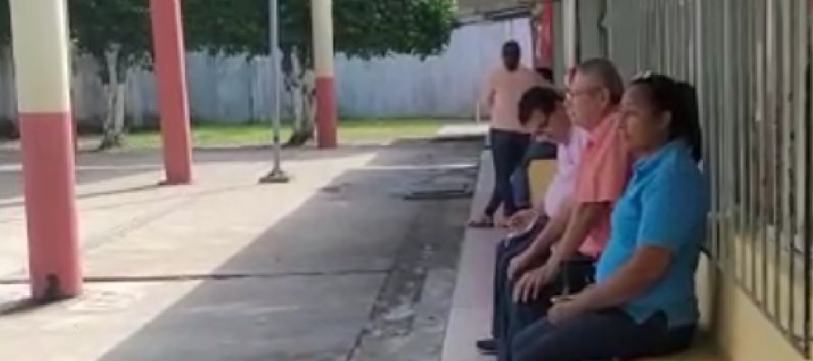 Retienen a maestros en Telesecundaria de Ayapa, por reajuste de grupo