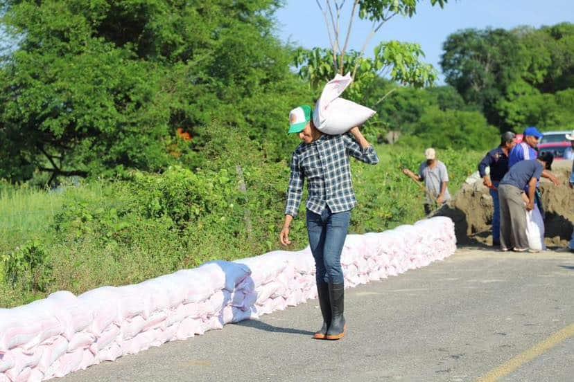 Protege Jonuta sus carreteras con costalera para no quedar incomunicados