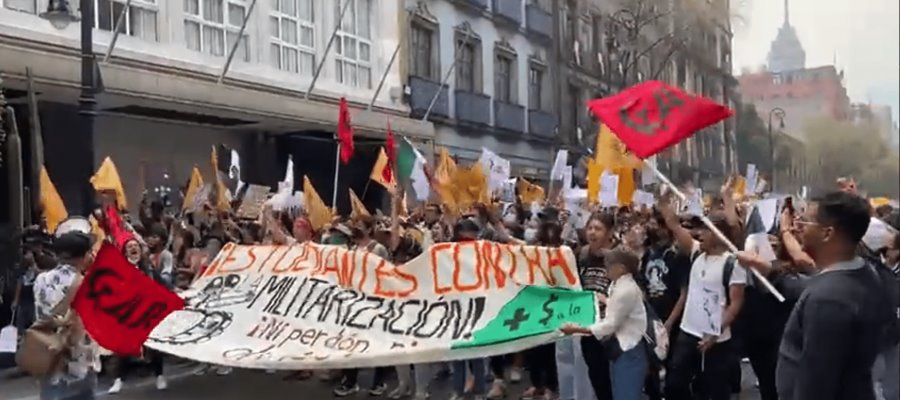 Marchan en CDMX para conmemorar Matanza de Tlatelolco