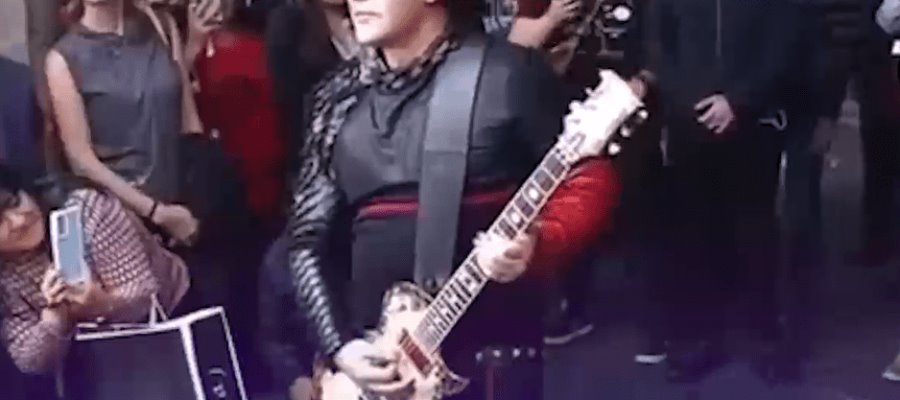 Guitarrista de Rammstein sorprende a fans y toca ‘Du Hast’ en el Zócalo en CDMX