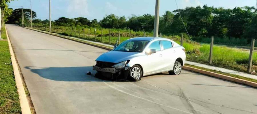 Conductor se impacta contra poste de luz en Comalcalco Conductor se impacta contra poste de luz en Comalcalco
