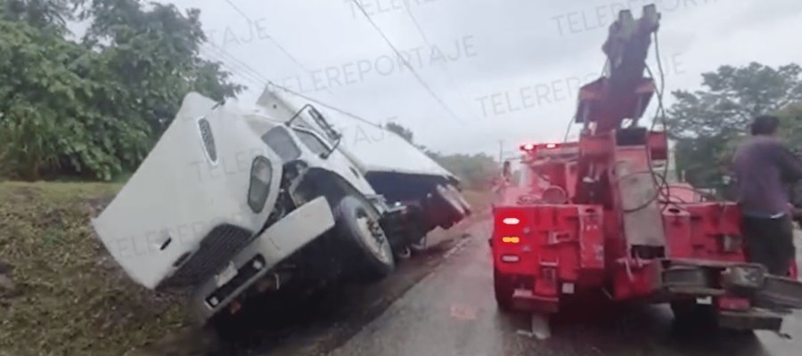 Chofer de camión se duerme y cae en cuneta de la Villahermosa-Macuspana