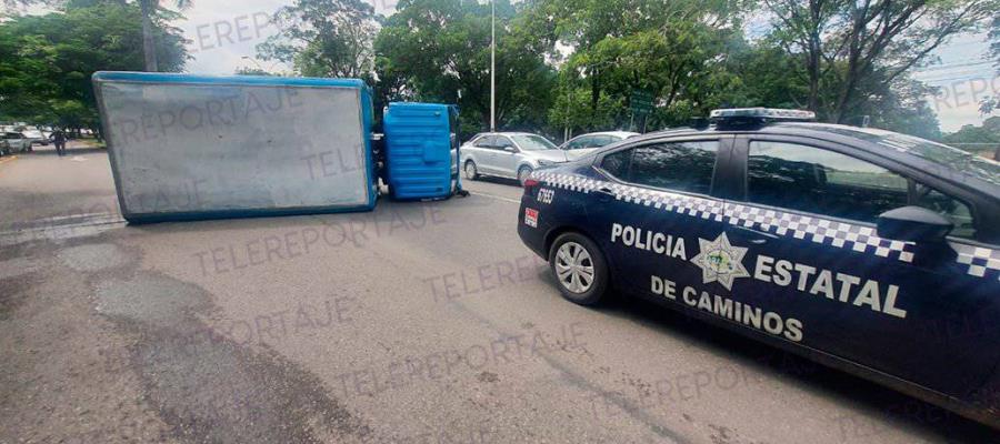 Camión repartidor de agua vuelca en Ruiz Cortines Camión repartidor de agua vuelca en Ruiz Cortines