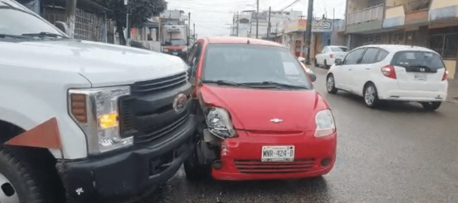 Camión intenta ganar el paso y choca con auto en 27 de febrero