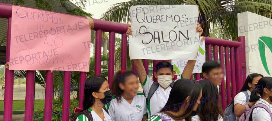 Alumnos y tutores cierran CECyTE 14 en Dos Montes