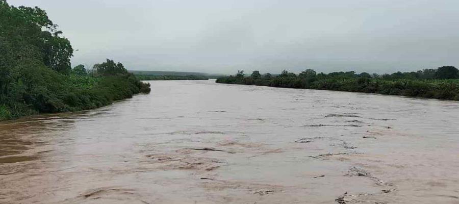 5 ríos de Tabasco a menos de un metro de desbordar y llega onda tropical 27