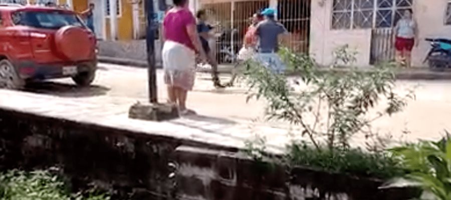 [VIDEO] Protagonizan pelea por agua en Pichucalco, tras inundaciones