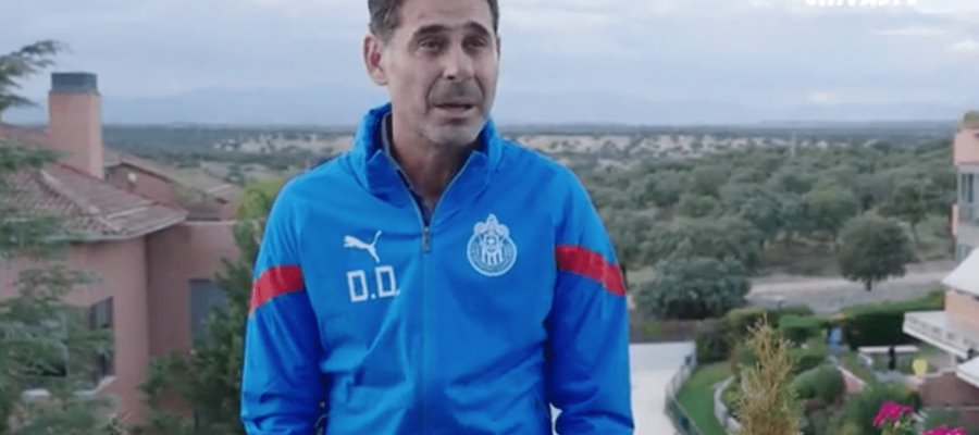 Llega Fernando Hierro a Chivas; promete formar jugadores