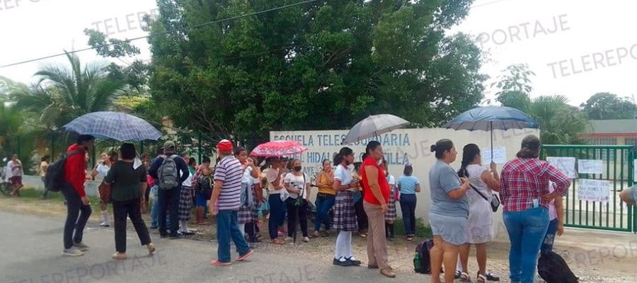 Padres de familia retienen a maestros de Telesecundaria de Medellín y Pigua en protesta a la compactación de grupos Padres de familia retienen a maestros de Telesecundaria de Medellín y Pigua en protesta a la compactación de grupos