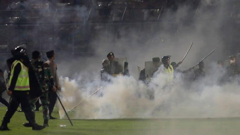 Estadio de Indonesia será demolido tras trifulca que dejó 170 muertos