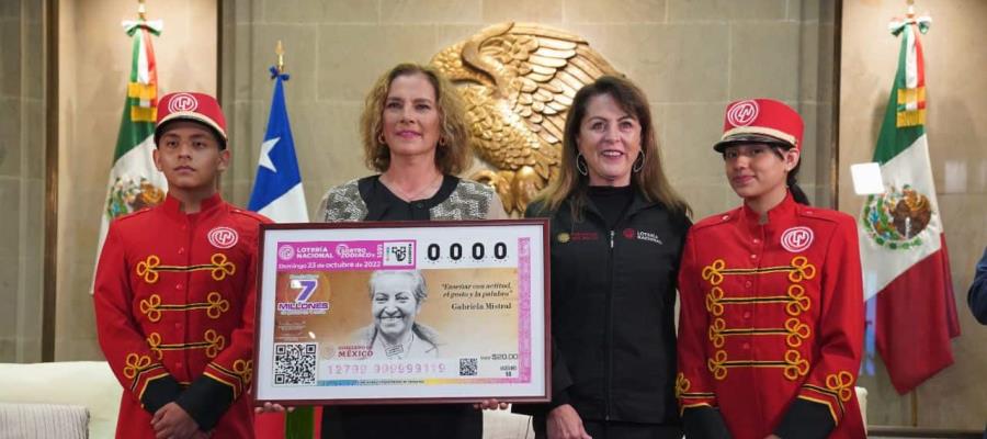 Develan billete de lotería conmemorativo al centenario de la llegada de Gabriela Mistral a México