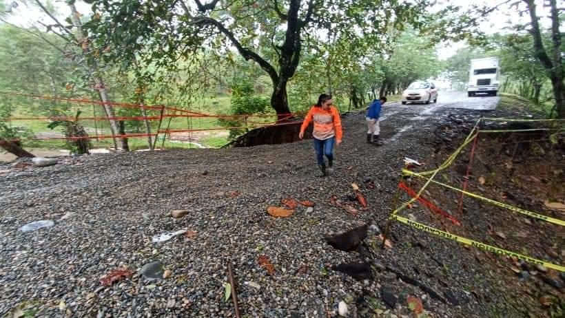 Suspenden paso de camiones grandes en la Pichucalco-Juárez tras daños por lluvias