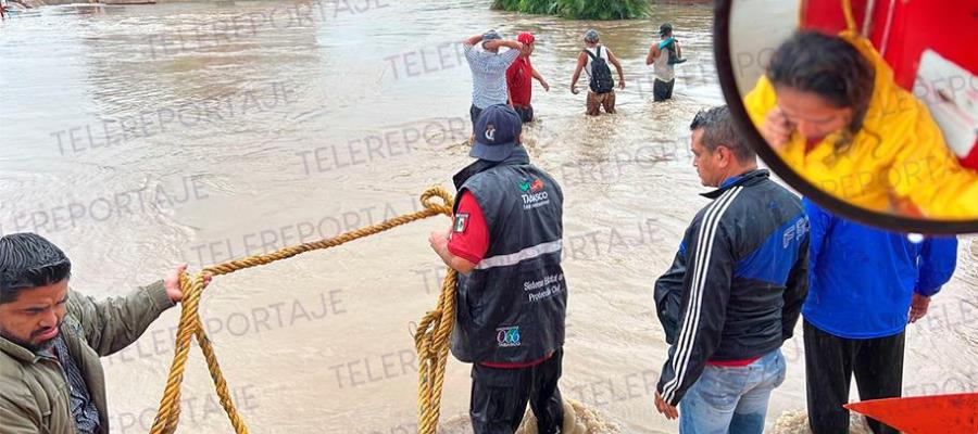 Incremento de río atrapa a 50 personas en Teapa