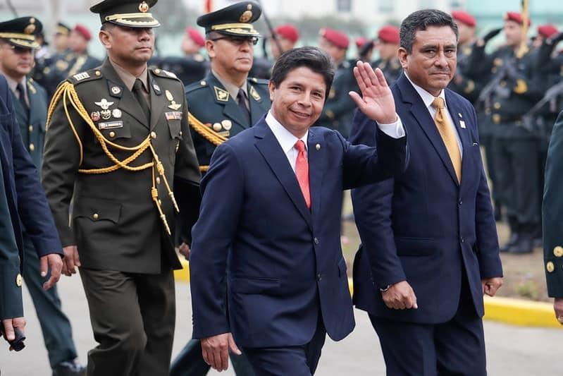 Reta presidente de Perú a opositores a encontrar pruebas que lo implican en corrupción