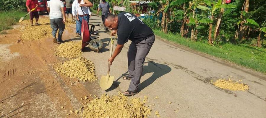 Ahora ciudadanos tapan baches en la ranchería González 4ta Sección, Centro  