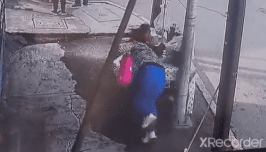 ¿Será mala suerte? Mujer se tropieza y tira puesto de tamales