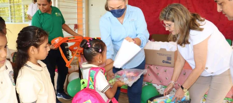 Entrega Guadalupe Castro mochilas a estudiantes de Huimanguillo donadas por Fundación Dondé