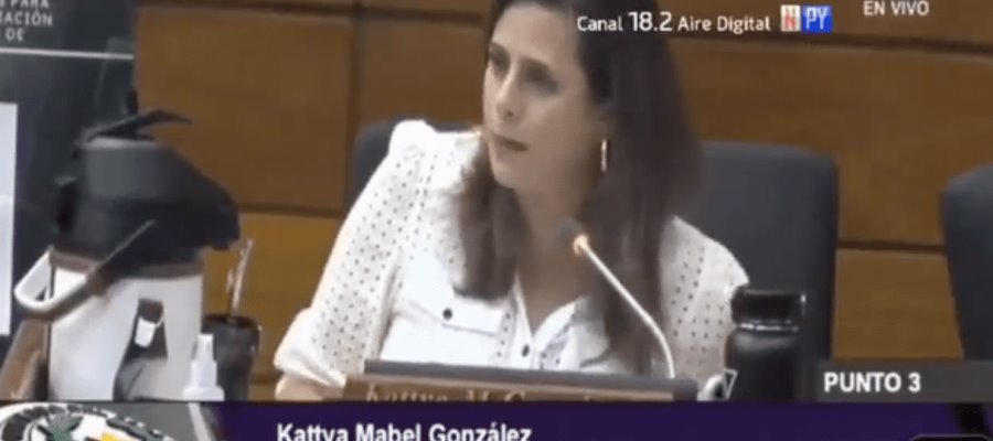 [VIDEO] Diputada paraguaya canta ‘Te Felicito’ de Shakira en plena sesión