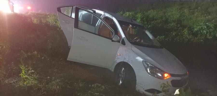 Chocan y abandonan carro en la Cárdenas-Coatzacoalcos
