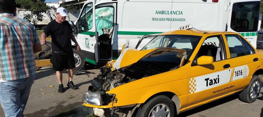 Choque de ambulancia contra taxi en Distribuidor La Pigua deja 2 lesionados