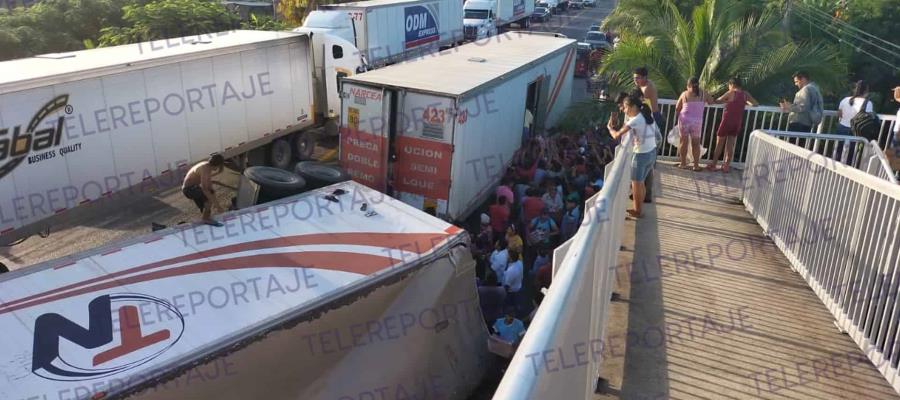 [VIDEO] Rapiñan tráiler cargado de cerveza en la Villahermosa-Frontera