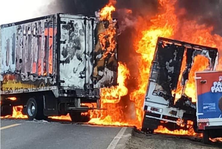 Normalistas retienen y prenden fuego a 4 camionetas en Michoacán